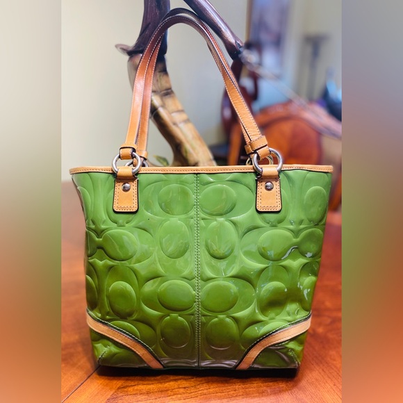 COACH PEYTON Embossed Green Medium Purse / Hand Bag - Picture 2 of 10